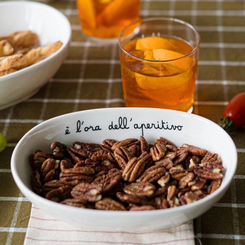 Ciotola ovale in gres bianco decorata con scritta “È l'ora dell'aperitivo” e cuore